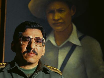 Humberto Ortega, ante una pintura de César Augusto Sandino, en 1990.
