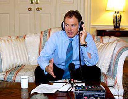 Tony Blair, dirigiéndose por radio a las Fuerzas Armadas británicas desde su residencia de Downing Street.
