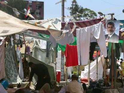 Seguidores del depuesto presidente egicpio descansan en el campamento de Ciudad Naser en El Cairo. 