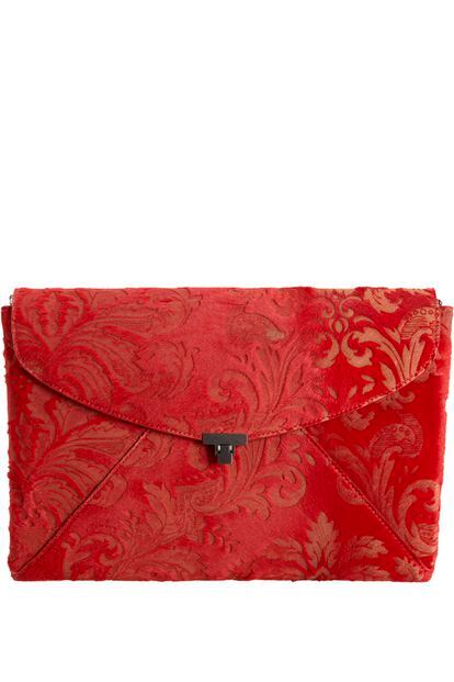 L'Wren Scott utiliza imaginarios con motivos vegetales para este bolso rojo en piel de becerro (1.165 euros).