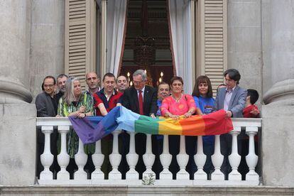 El alcalde Xavier Trias cuelga la bandera gay en el Ayuntamiento de Barcelona