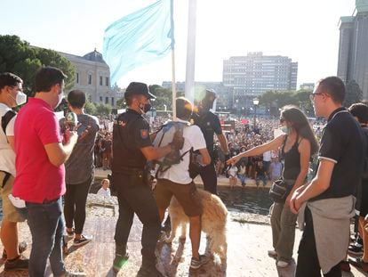 Miles de personas se reúnen en la plaza de Colón para manifestarse contra el uso de las mascarillas, en Madrid a 16 de agosto de 2020.