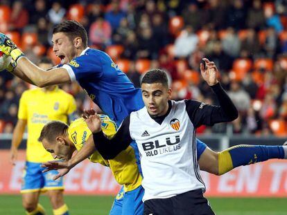 Lizoain atrapa el bal&oacute;n ante Pereira.