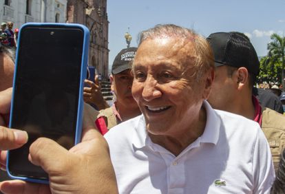Fotografía de archivo fechada el 22 de mayo de 2022 que muestra al candidato presidencial Rodolfo Hernández, mientras es grabado con un teléfono móvil durante su visita a Piedecuesta (Colombia).