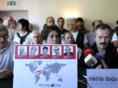 La portavoz del colectivo de huidos y deportados de ETA, Kizkitza Ruiz de San Vicente, durante la rueda de prensa celebrada en Bayona (Francia).