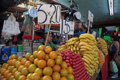 Puesto de fruta en un mercado en México.
