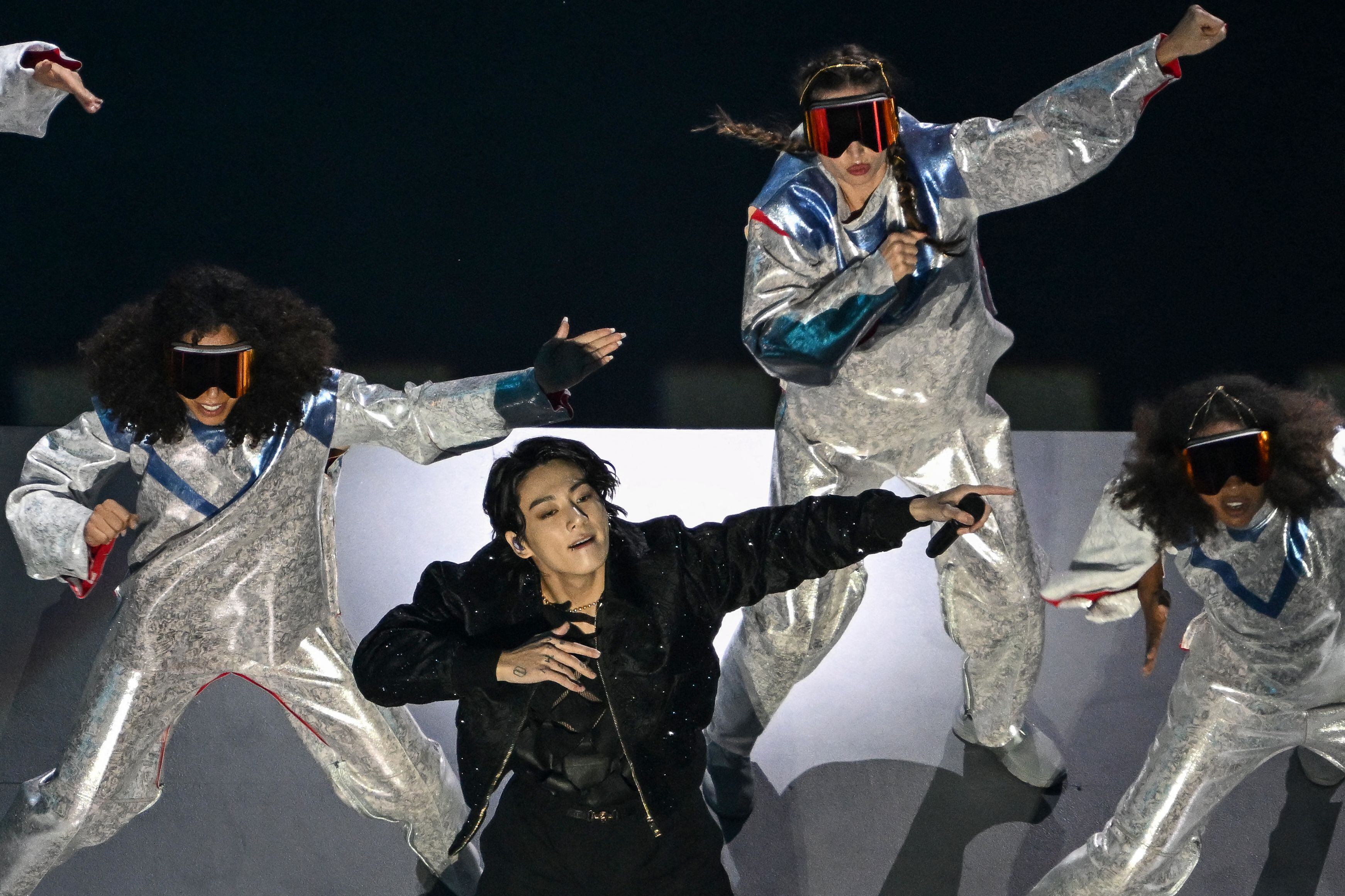 El cantante Jung Kook, integrante del grupo surcoreano BTS, interpretó 'Dreamers', canción incluida en la banda sonora oficial del Mundial de Qatar 2022.