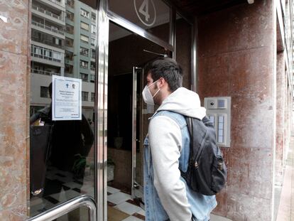 Un vecino del número 4 de la plaza de Haro observa la esquela de una de las vecinas fallecidas.