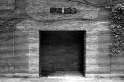 La periodista de EL PAÍS Ángeles García narró admirablemente <a href="https://elpais.com/diario/2003/06/15/cultura/1055628002_850215.html" target="_blank">la polémica generada por la obra que Santiago Sierra realizó para el pabellón español de la Biennale de Venecia de 2003</a>. Tapió la entrada principal del edificio, así que el visitante que entraba se encontraba con un muro infranqueable. El único modo de acceder era por una puerta trasera que solo se podía atravesar si el visitante mostraba su DNI español al vigilante que la custodiaba. Como ni los miembros del jurado ni la mayoría de los visitantes eran españoles, el único que pudo entrar fue el embajador de nuestro país en Italia. En una época en que el gobierno de José María Aznar había endurecido la legislación contra la inmigración, Sierra quiso reproducir el mecanismo de las fronteras nacionales en un entorno tan privilegiado (y tan poco acostumbrado a toparse con la realidad) como la Biennale.