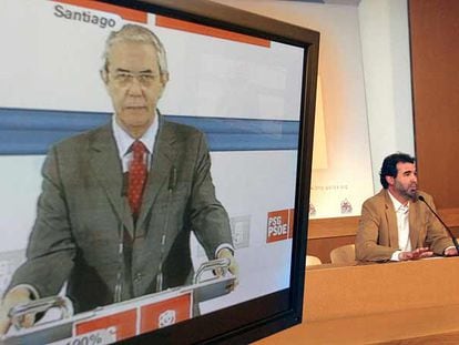 Anxo Quintana, el domingo a medianoche, en la sede del BNG, mientras un monitor de televisión recoge una comparecencia de Emilio Pérez Touriño.