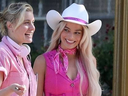 La directora Greta Gerwig, junto a Margot Robbie, ambas de rosa, en el set de rodaje de la película sobre Barbie.