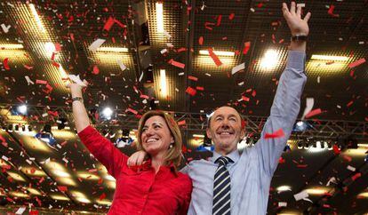 Carme Chac&oacute;n y Alfredo P&eacute;rez Rubalcaba en un acto de campa&ntilde;a el a&ntilde;o pasado.