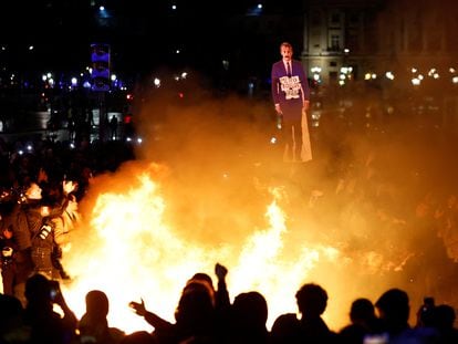 Protestantes queman una imagen de Macron en una hoguera, en la plaza de la Concordia de París, este viernes.