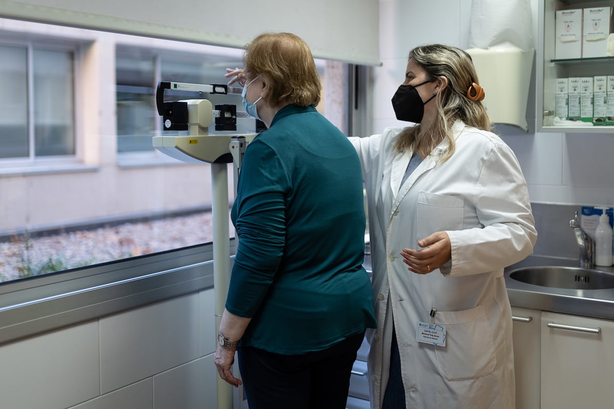 La batalla de las enfermeras por ganar competencias no se queda en prescribir ibuprofeno y paracetamol | Sociedad