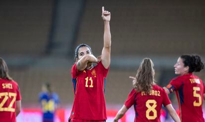 Alba Redondo durante el partido amistoso entre la Selección absoluta femenina de España y la de Japón en el Estadio de la Cartuja.