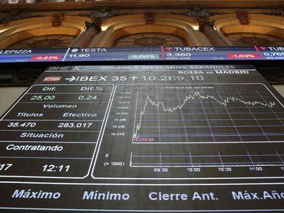 Pantalla con los datos del Ibex 35, principal indicador de la Bolsa espa&ntilde;ola, en la Bolsa de Madrid.