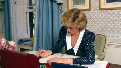 Diana de Gales en el despacho de su residencia en el palacio de Kensington, en Londres, en una imagen de archivo.