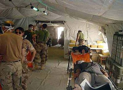 Soldados españoles proporcionan asistencia médica en un hospital de campaña montado en una misión de paz en el extranjero.