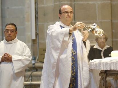 El obispo de San Sebastián, José Ignacio Munila, preside una eucaristía.