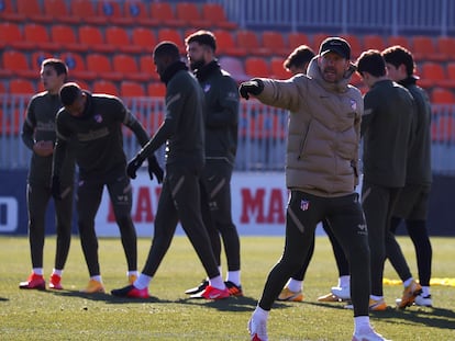 Simeone, durante el entrenamiento del Atlético el martes pasado, un día antes de caer eliminado en la Copa del Rey ante el Cornellà, equipo de Segunda División B.