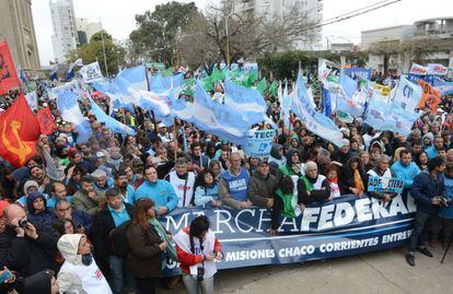 Sindicatos de la provincia Santa Fe parten hacia Buenos Aires en la llamada Marcha Federal.