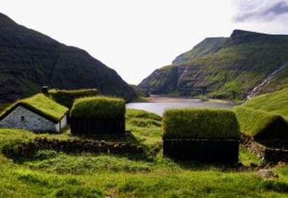 Casas con techo de césped sobre cortezas de abedul en la Vieja Granja de Saksun, en la isla de Streymoy.