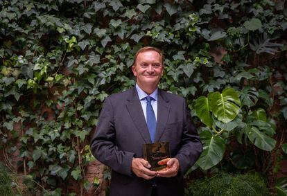 El escritor Gonzalo Giner fue galardonado este miércoles con el premio Fernando Lara de novela, dotado con 120.000 euros, por su obra La bruma verde, una historia que denuncia la deforestación del Congo, el segundo pulmón del planeta.