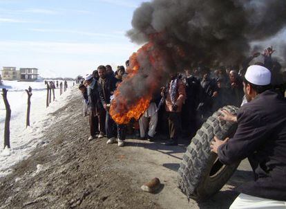 Afganos participan en una protesta.