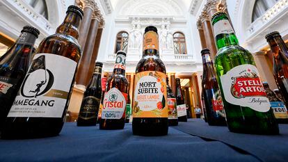 Botellas de cerveza que se exhiben en el museo que acoge el renovado Palacio de la Bolsa de Bruselas.