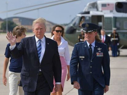 El presidente Donald Trump, su esposa, Melania, y su hijo Barron con uno de los pilotos del Ar Force One.