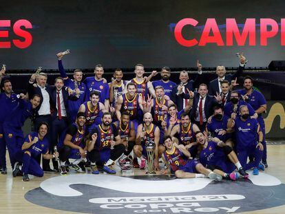 Los jugadores del Barça y el cuerpo técnico celebran la victoria conseguida ante el Real Madrid, en el encuentro correspondiente a la final de la Copa del Rey 2021 de baloncesto.