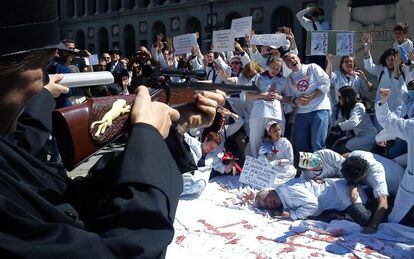 Sanitarios escenifican los &quot;fusilamientos de la sanidad p&uacute;blica&quot; en Madrid.