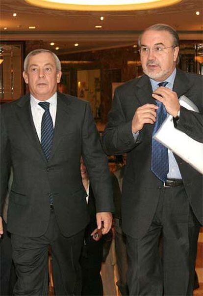 El ex ministro Carlos Solchaga acompaña a Solbes en el Foro <b>Cinco Días.</b>