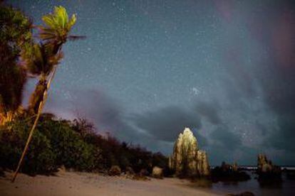 Vista nocturna de la playa de Anibaren, en la insular República de Nauru, en el océano Pacífico.