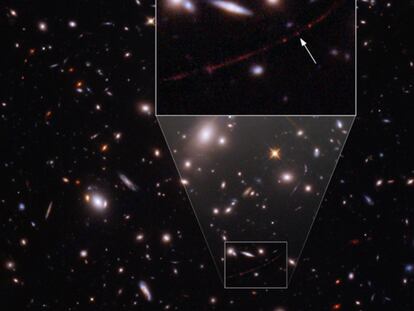 La imagen tomada por el 'Hubble' con la galaxia donde está Earendel señalada por una flecha.