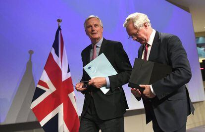 El negociador jefe de la UE, Michel Barnier (a la izquierda) y el ministro brit&aacute;nico del &#039;brexit&#039;, David Davis (R), tras la primera ronda de neociaciones. AFP PHOTO / EMMANUEL DUNAND