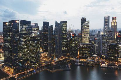 Paisaje de rascacielos en el centro financiero de Singapur. 