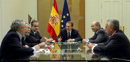 El presidente del Gobierno y el entonces ministro de Trabajo Celestino Corbacho, en la reunión que mantuvieron con los líderes sindicales para explicarles la reforma laboral en febrero de 2010