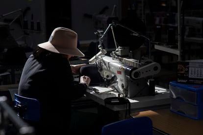 The manufacturing process of each hat, laborious and slow, has more than 200 steps. 
