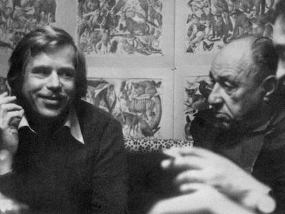Vaclav Havel (izquierda) y el disidente Frantisek Kriegel, uno de los primeros en firmar la Carta 77, en 1978.