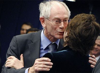 El democristiano Herman Van Rompuy, felicita a la laborista británica Catherine Ashton, minutos después de ser elegidos como primer presidente estable de la Unión Europea y como Representante para la Política Exterior de la Unión Europea. Rompuy deja el Gobierno belga y Ashton, la Comisaría de Comercio europea. Sus cargos fueron creados por el Tratado de Lisboa.