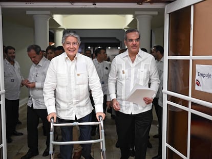 Guillermo Lasso, presidente de Ecuador, junto al presidente dominicano, Luis Abinader (a la derecha), en la Cumbre Iberoamericana que se celebró el fin de semana en Santo Domingo.