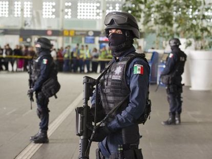 Polic&iacute;as vigilan la entrada a la T2 del aeropuerto de la capital mexicana el 25 de junio pasado.