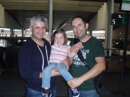 Chema, su hija Aitana y Mariano en la estaci&oacute;n de tren de Sevilla