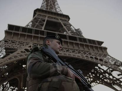 Un soldado francés patrulla en los alrededores de la Torre Eiffel, a principios de noviembre, en París.