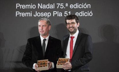 Guillermo Martínez, guanyador del Nadal (esquerra), i Marc Artigau, que va obtenir el Josep Pla.