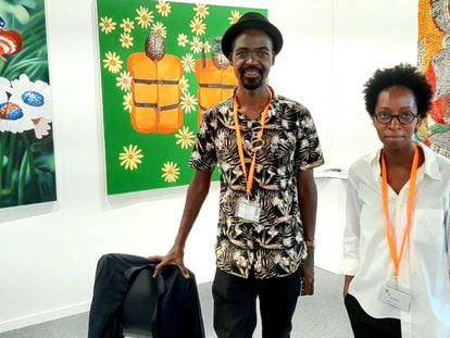 La comisaria de galerías africanas, Paula Nascimento, con el galerista de AfricArt.