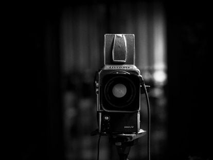 El fotógrafo Alberto Schommer nació en Vitoria en 1928, tiene 87 años. Sus herramientas de trabajo siguen siendo su cámara Hasselblad, las Polaroid y los rollos de película.