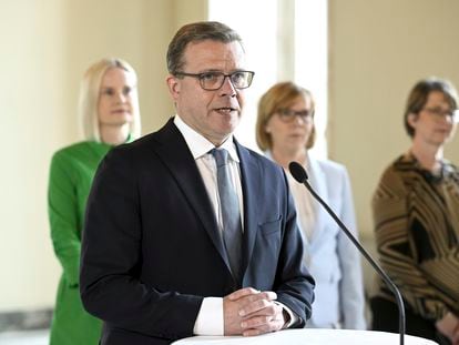 Petteri Orpo, el 27 de abril en Helsinki. Detrás, desde la izquierda, la líder del Partido de los Finlandeses, Riikka Purra; la presidenta del Partido Popular Sueco, Anna-Maja Henriksson; y la de Democracia Cristiana, Sari Essayah.
