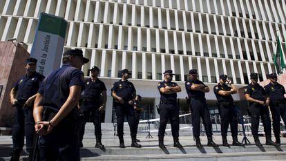 Agentes del cuerpo de Policía Nacional en la Audiencia Provincial de Málaga.